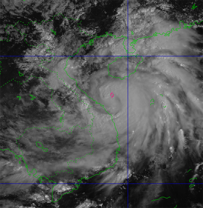 Bão số 10 Bualoi duy trì cường độ mạnh khi áp sát đất liền miền Trung. (Nguồn: NCHMF)