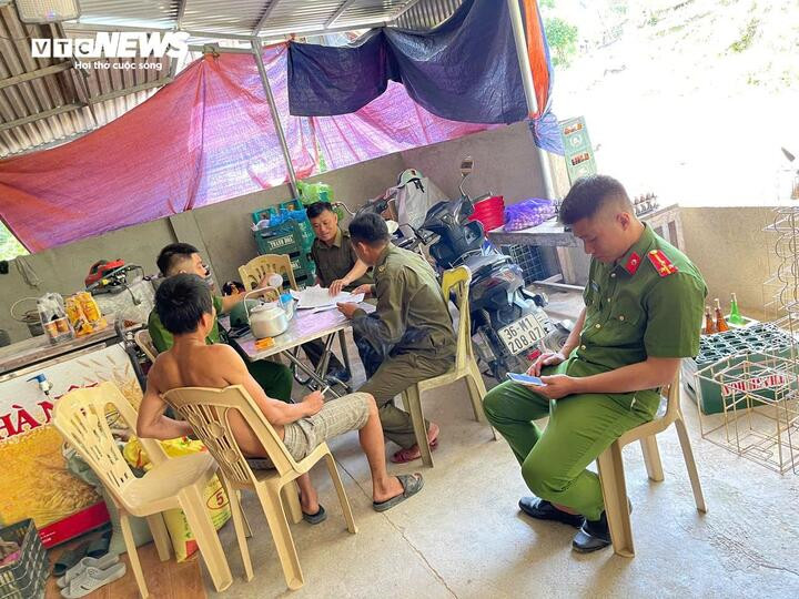 Trưa 28/9, ông Quách Thế Thuận (Chủ tịch UBND xã Yên Nhân, tỉnh Thanh Hóa) cho biết trước ảnh hưởng của cơn bão số 10 (tên quốc tế Bualoi), lực lượng chức năng địa phương đang vận động, tổ chức sơ tán các hộ dân nằm trong vùng có nguy cơ sạt lở đất, lũ quét.