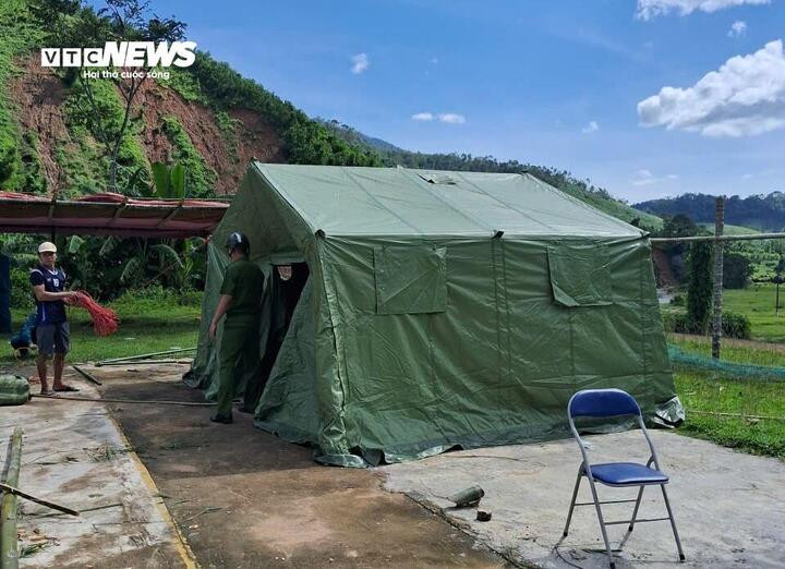 Một lều dã chiến vừa được dựng xong và sẵn sàng đón người dân vùng sạt lở.
