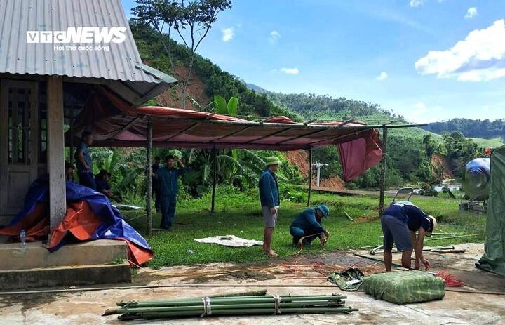 “Ngoài điểm sơ tán tại các trường học trên địa bàn xã thì các nhà văn hóa thôn cũng được trưng dụng để làm điểm sơ tán cho người dân trong trường hợp khẩn cấp. Cơn bão số 10 được dự báo gây mưa lớn trong nhiều ngày nên nguy cơ sạt lở đất, lũ quét trên địa bàn rất cao. Chúng tôi bố trí lực lượng túc trực 24/24 để ứng phó với thiên tai, bão lũ” - ông Thuận nói.