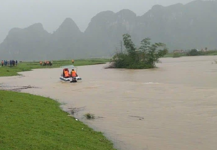 Lực lượng chức năng đang phối hợp tìm kiếm em Trương Thanh Đ. (Ảnh: MXH)