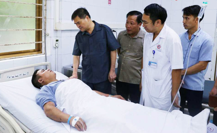 Chủ tịch UBND tỉnh Quảng Ninh Bùi Văn Khắng thăm hỏi, động viên công nhân gặp nạn tại hầm lò than thuộc khai trường Công ty than Dương Huy.