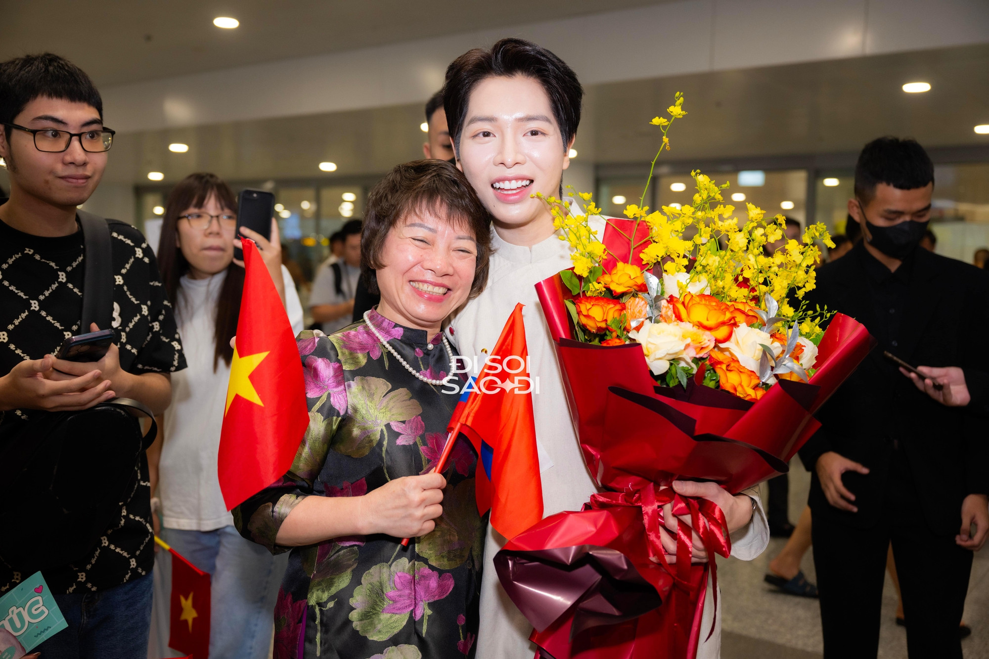 Mẹ Đức Phúc lên tiếng về tranh cãi của con trai - Ảnh 2.