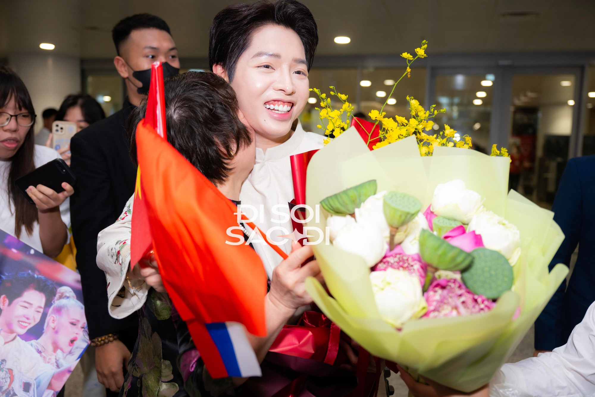 Mẹ Đức Phúc lên tiếng về tranh cãi của con trai - Ảnh 1.