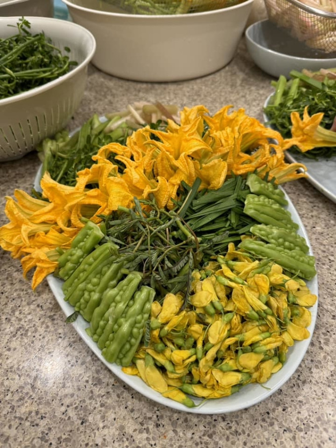 Tăng Thanh Hà cùng bạn nấu món miền Tây mùa nước nổi - Ảnh 9.