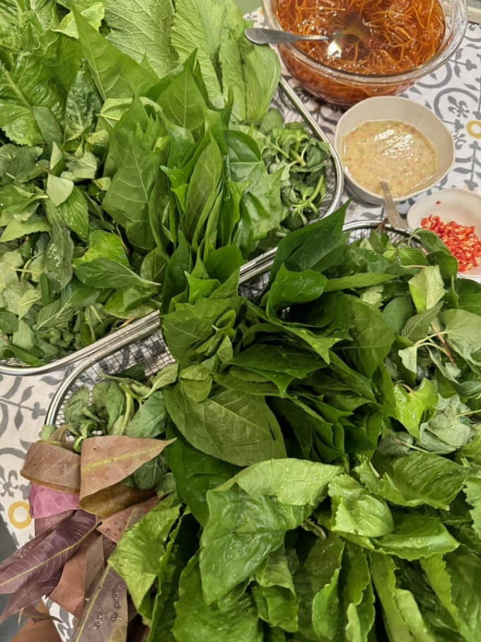Tăng Thanh Hà cùng bạn nấu món miền Tây mùa nước nổi - Ảnh 5.