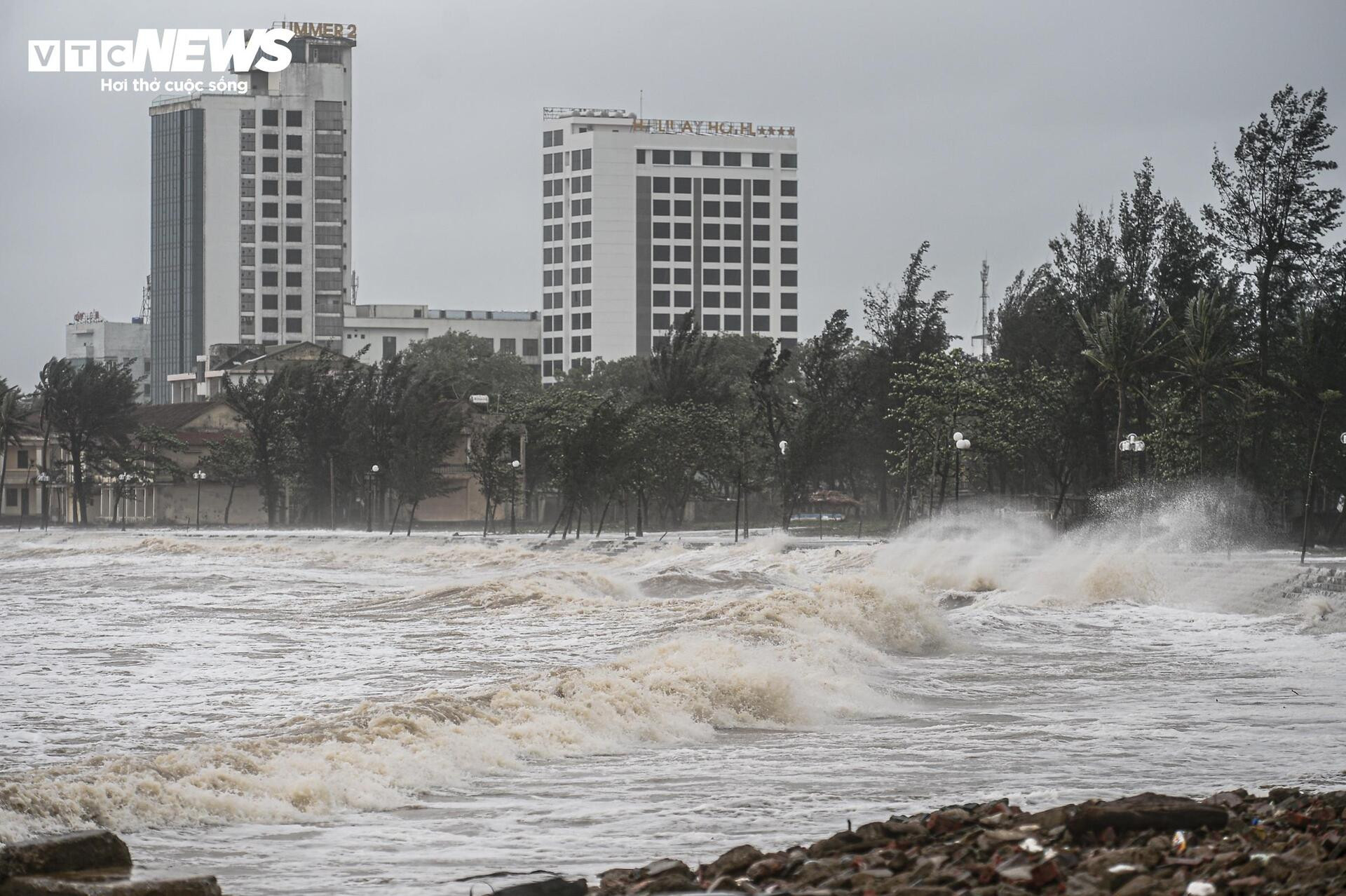 Nghệ An: Sóng cao 3m dữ dội trước bão, nhiều người vẫn liều lĩnh ra kè ngắm biển - 1