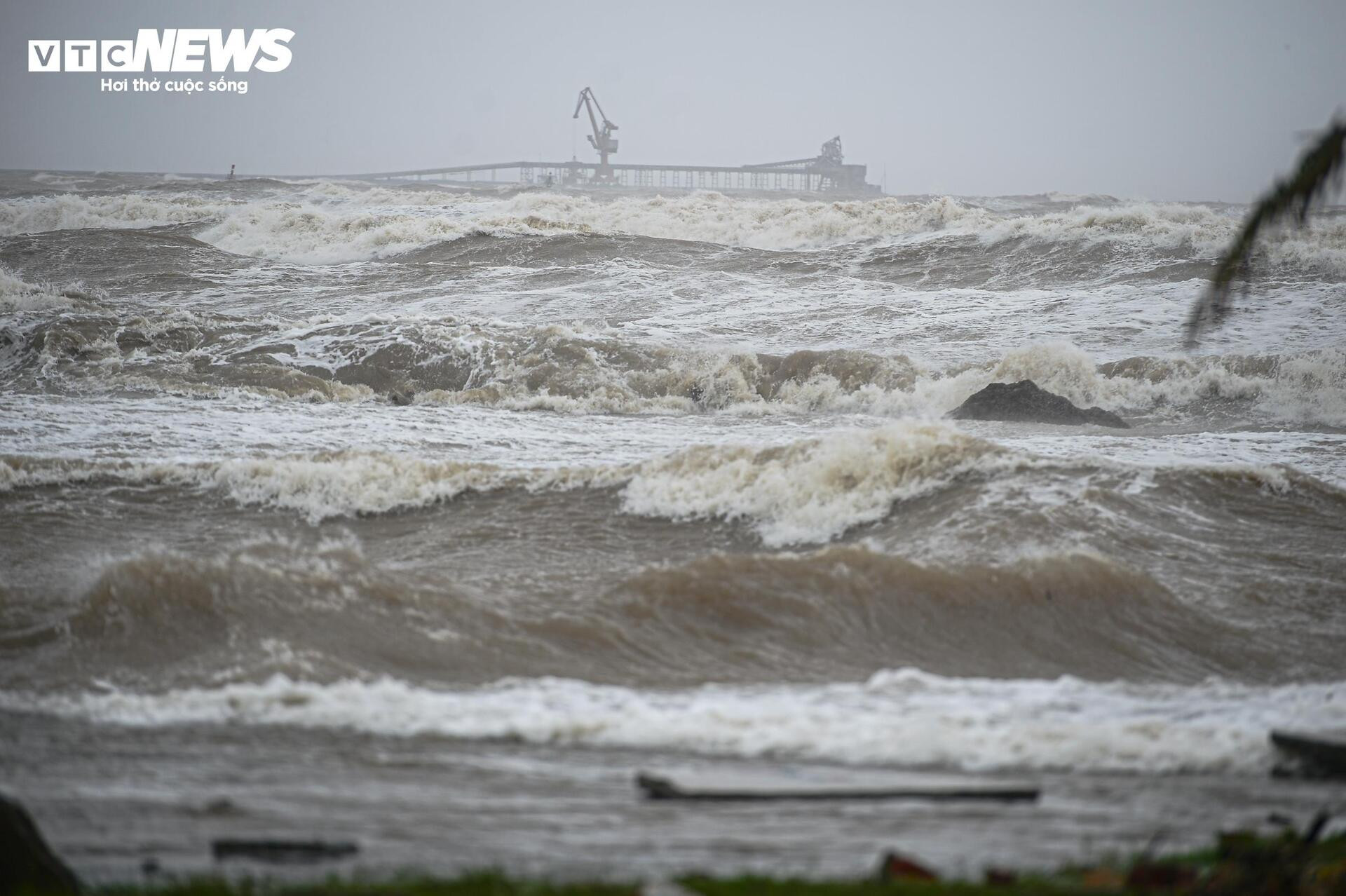 Nghệ An: Sóng cao 3m dữ dội trước bão, nhiều người vẫn liều lĩnh ra kè ngắm biển - 11