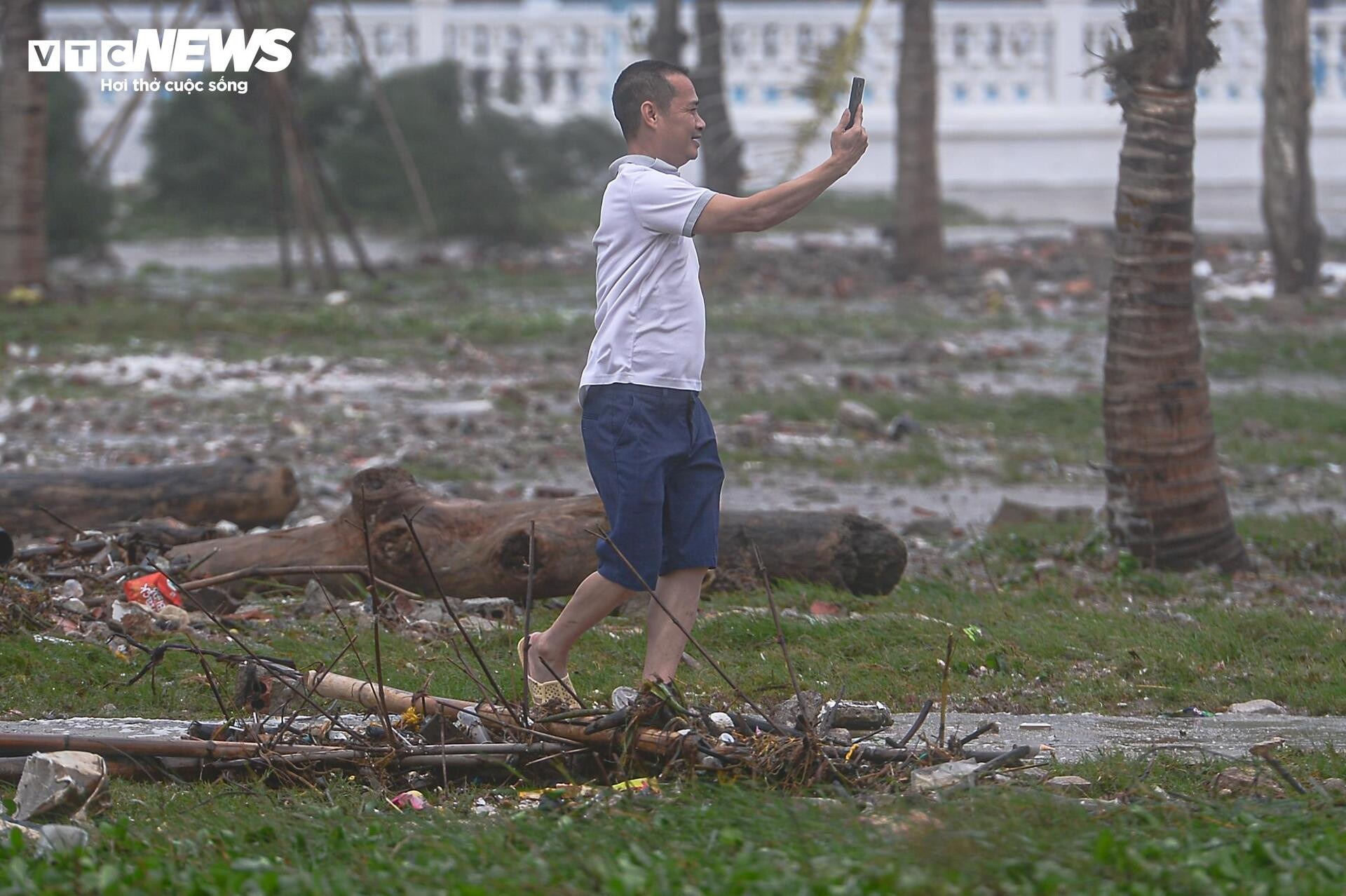 Nghệ An: Sóng cao 3m dữ dội trước bão, nhiều người vẫn liều lĩnh ra kè ngắm biển - 8