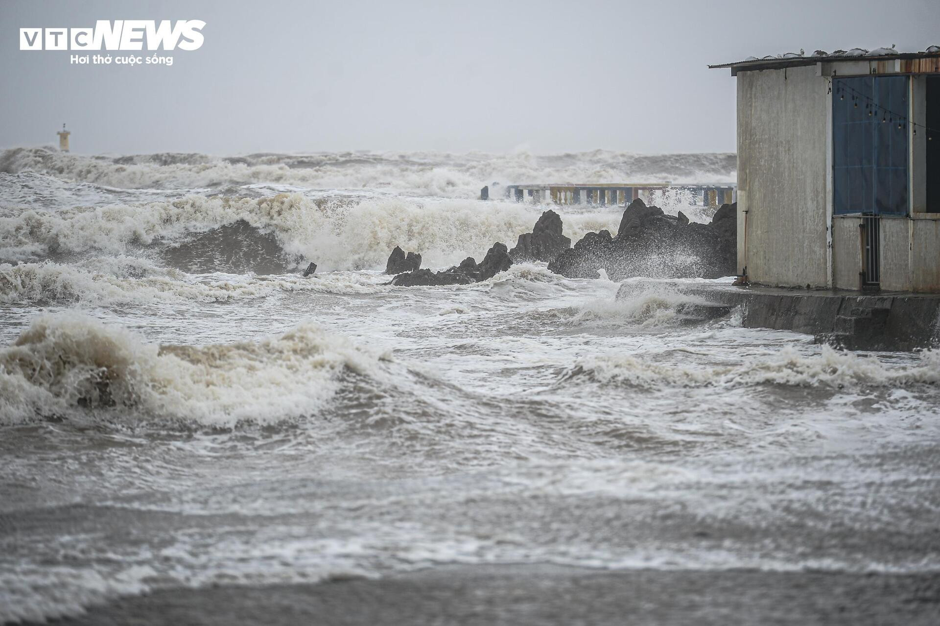 Nghệ An: Sóng cao 3m dữ dội trước bão, nhiều người vẫn liều lĩnh ra kè ngắm biển - 4