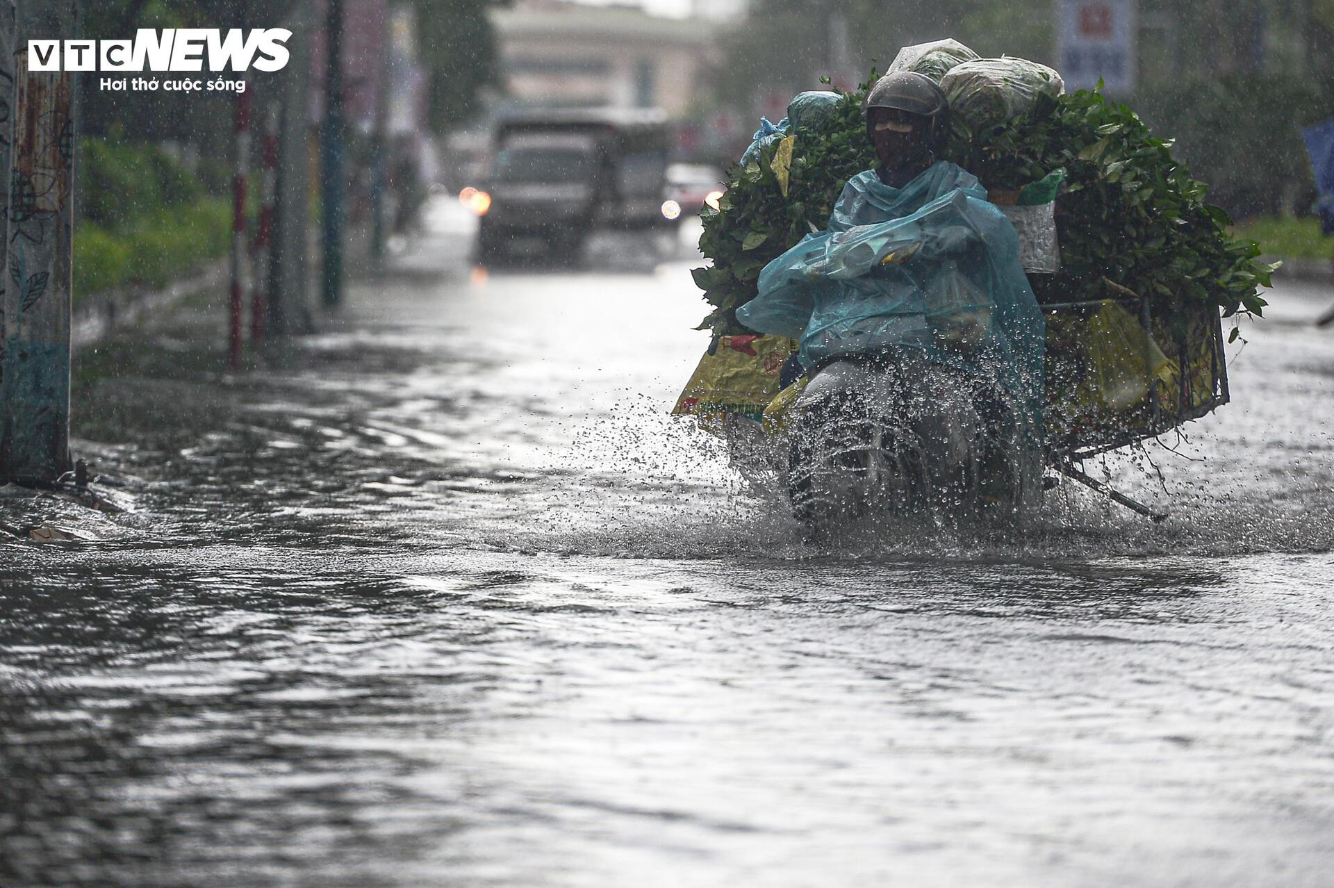 Nghệ An: Sóng cao 3m dữ dội trước bão, nhiều người vẫn liều lĩnh ra kè ngắm biển - 13