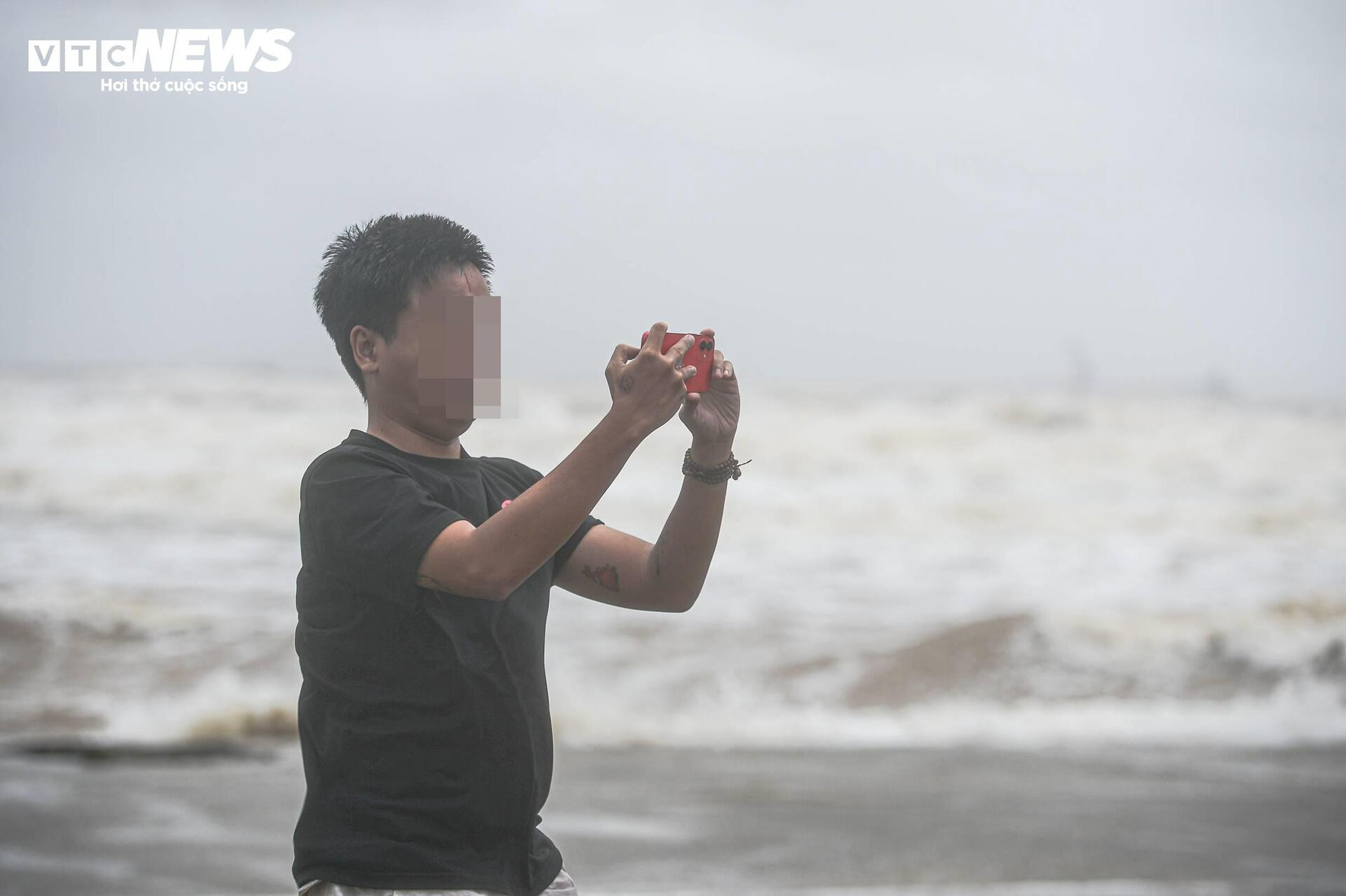 Nghệ An: Sóng cao 3m dữ dội trước bão, nhiều người vẫn liều lĩnh ra kè ngắm biển - 10