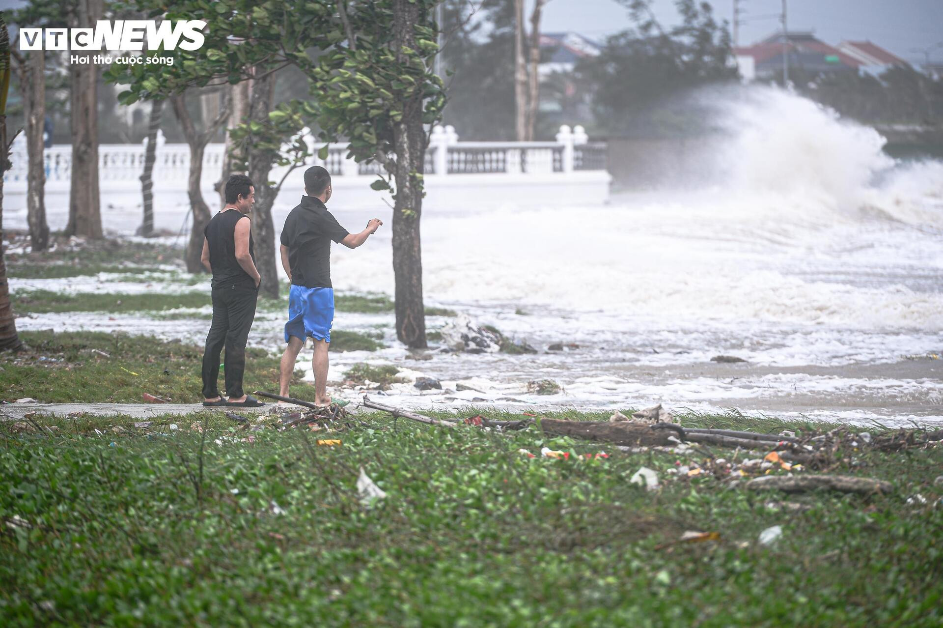 Nghệ An: Sóng cao 3m dữ dội trước bão, nhiều người vẫn liều lĩnh ra kè ngắm biển - 7