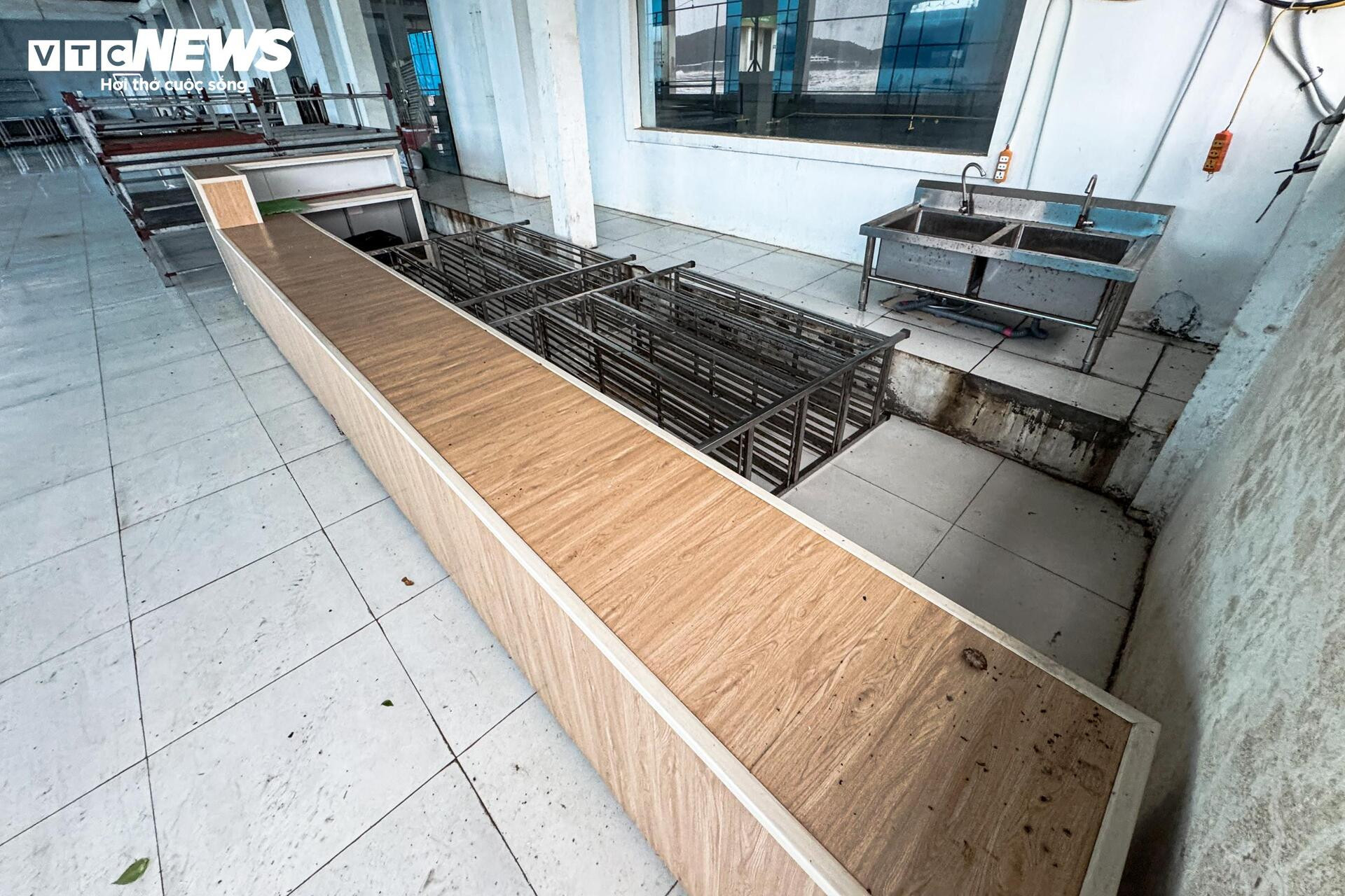 Nghệ An: Sóng cao 3m dữ dội trước bão, nhiều người vẫn liều lĩnh ra kè ngắm biển - 6