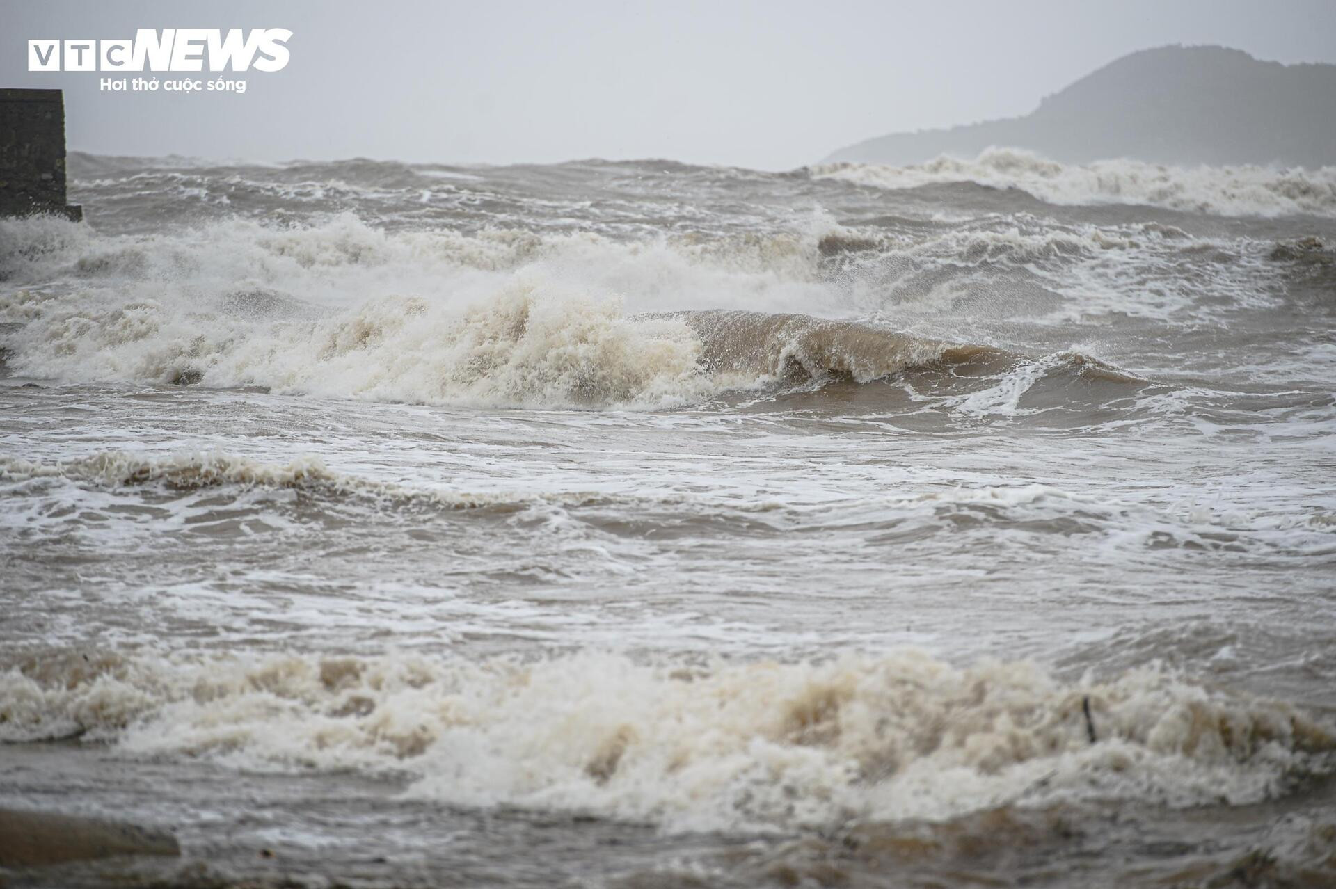 Nghệ An: Sóng cao 3m dữ dội trước bão, nhiều người vẫn liều lĩnh ra kè ngắm biển - 3
