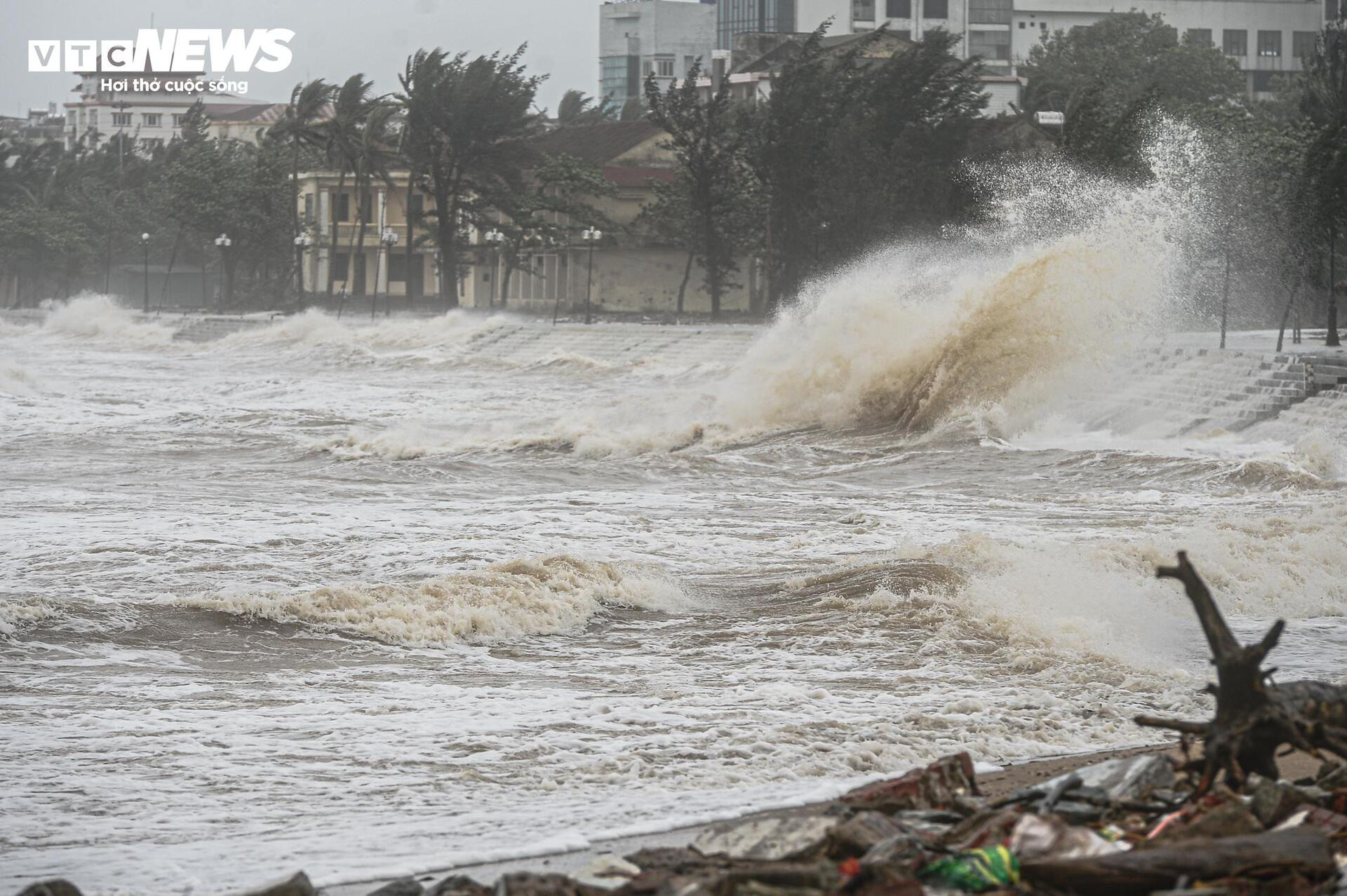 Nghệ An: Sóng cao 3m dữ dội trước bão, nhiều người vẫn liều lĩnh ra kè ngắm biển - 2