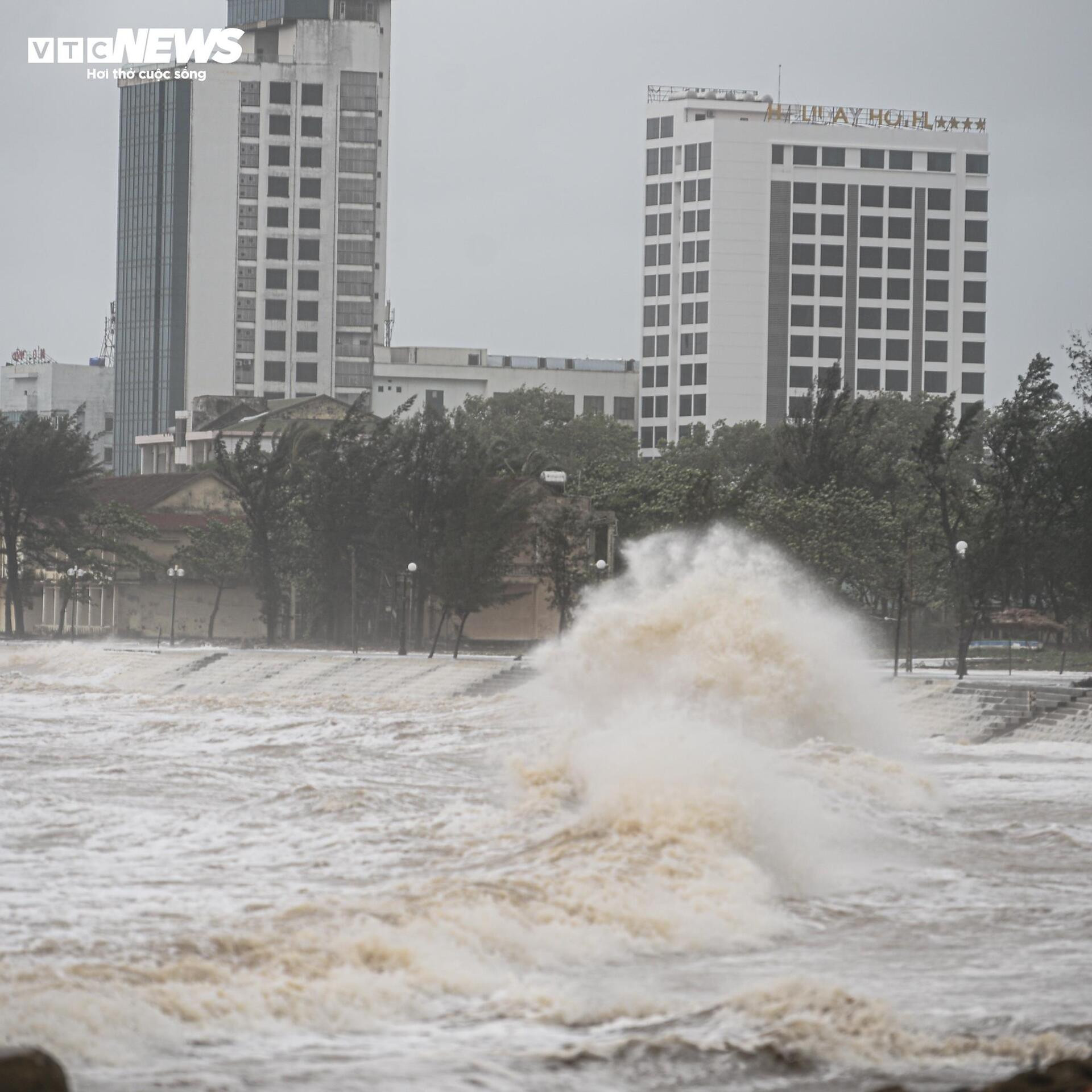 Nghệ An: Sóng cao 3m dữ dội trước bão, nhiều người vẫn liều lĩnh ra kè ngắm biển - 12