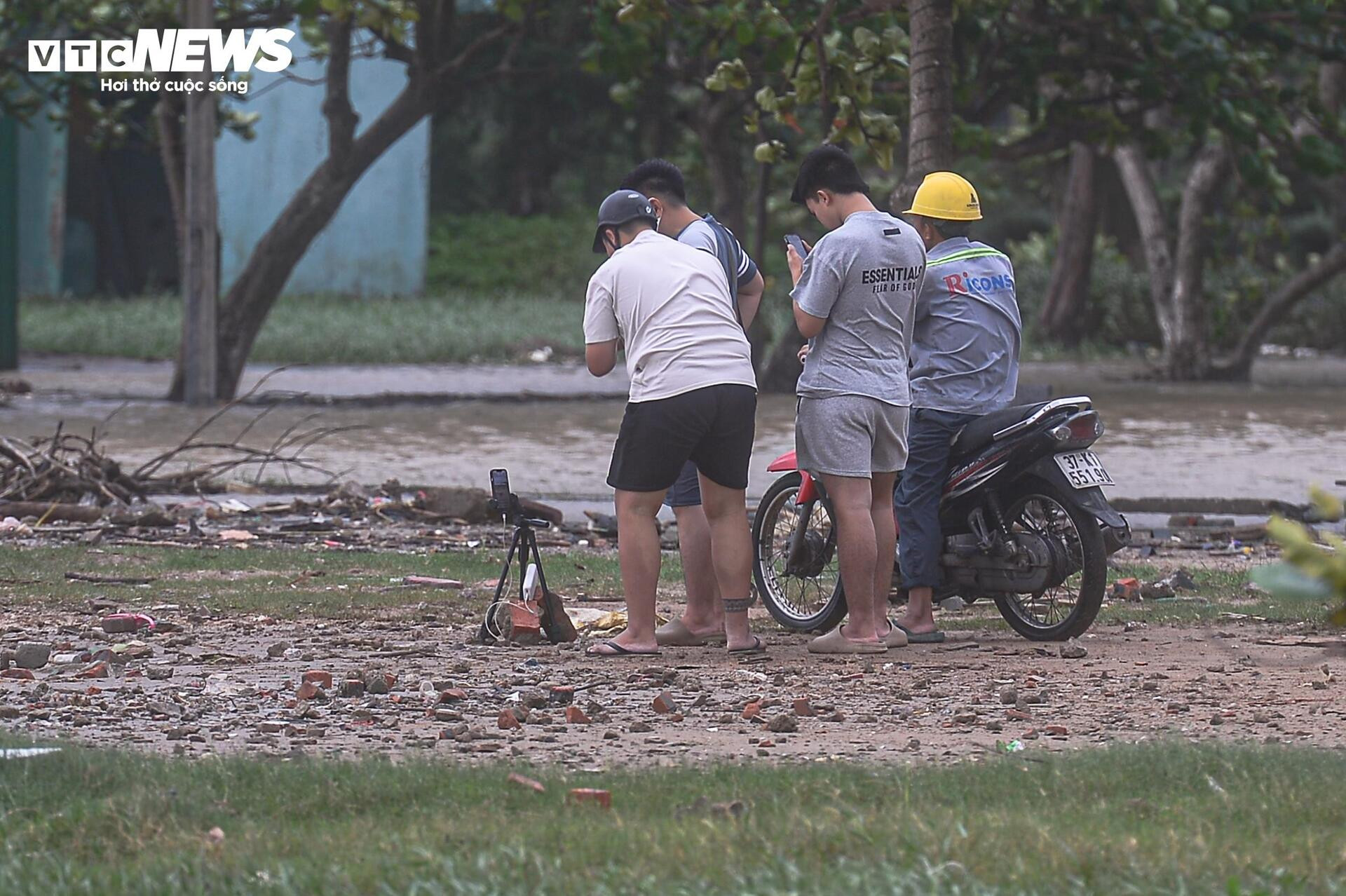 Nghệ An: Sóng cao 3m dữ dội trước bão, nhiều người vẫn liều lĩnh ra kè ngắm biển - 9