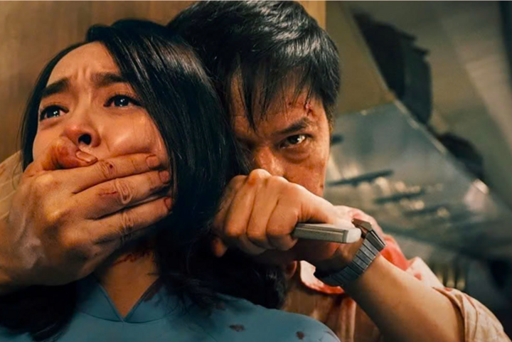 Thái Hòa gây ám ảnh với những phân cảnh tra tấn hai nữ tiếp viên hàng không Trinh (Kaity Nguyễn), Nhàn (Trâm Anh).