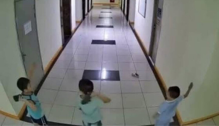 Thông tin trên mạng xã hội và khu vực 3 bé trai thi nhau ném dép. (Ảnh: Cắt từ clip)