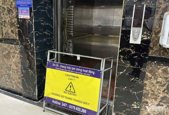 Khu vực vòi phun bị hư hỏng, nước chảy xuống vào thang máy.