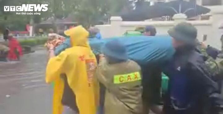 Lực lượng chức năng đang đưa thi thể ông H. về nhà để lo hậu sự.