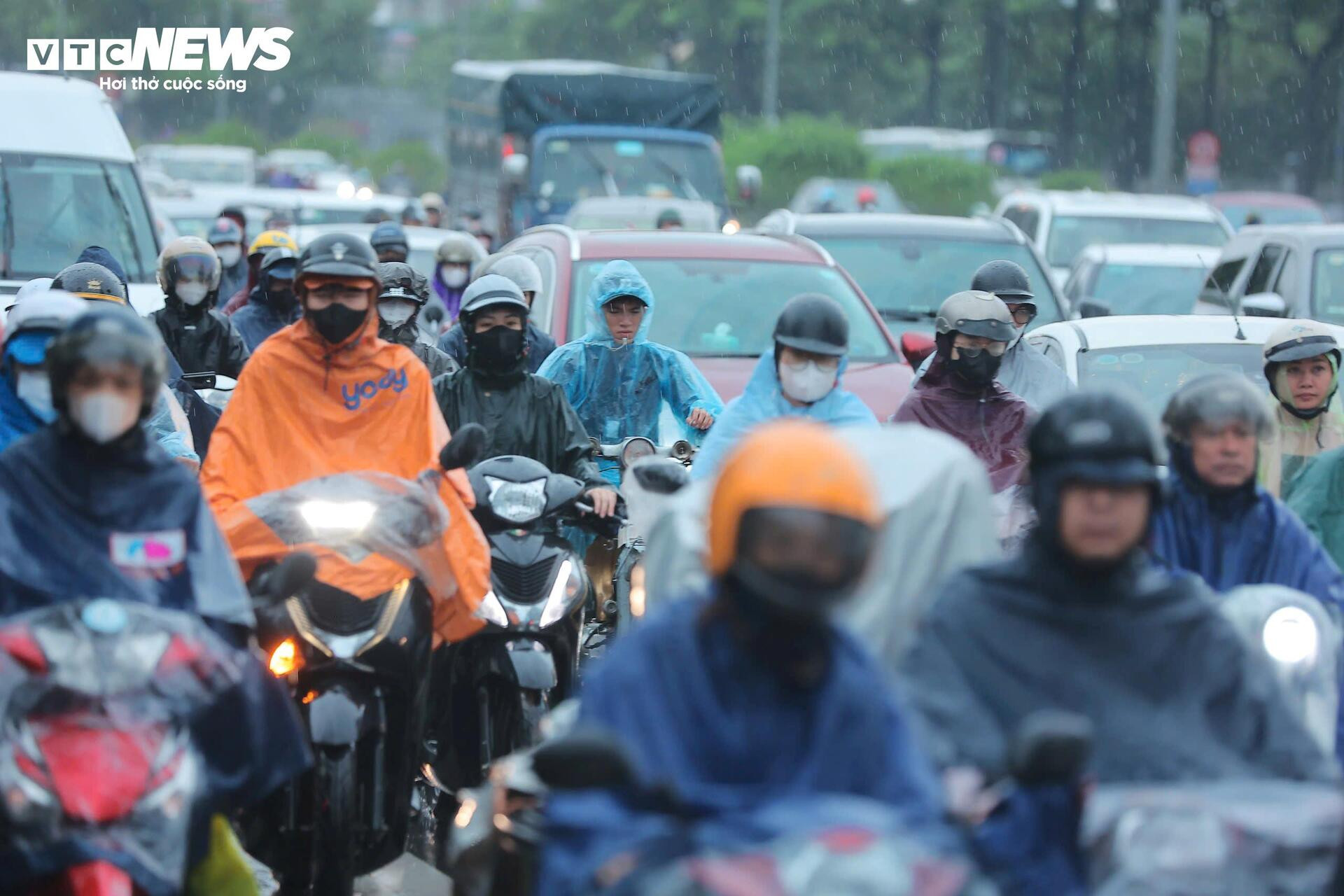 Đường phố Hà Nội kẹt cứng trong mưa bão Bualoi - 11