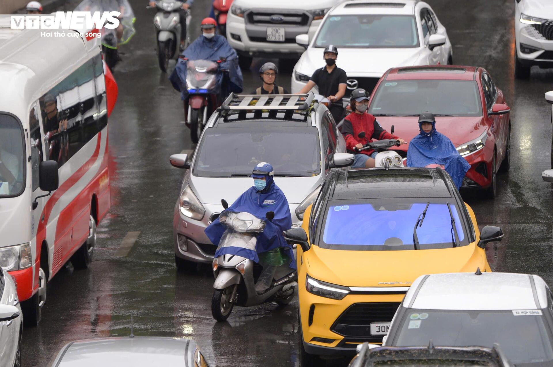 Đường phố Hà Nội kẹt cứng trong mưa bão Bualoi - 7