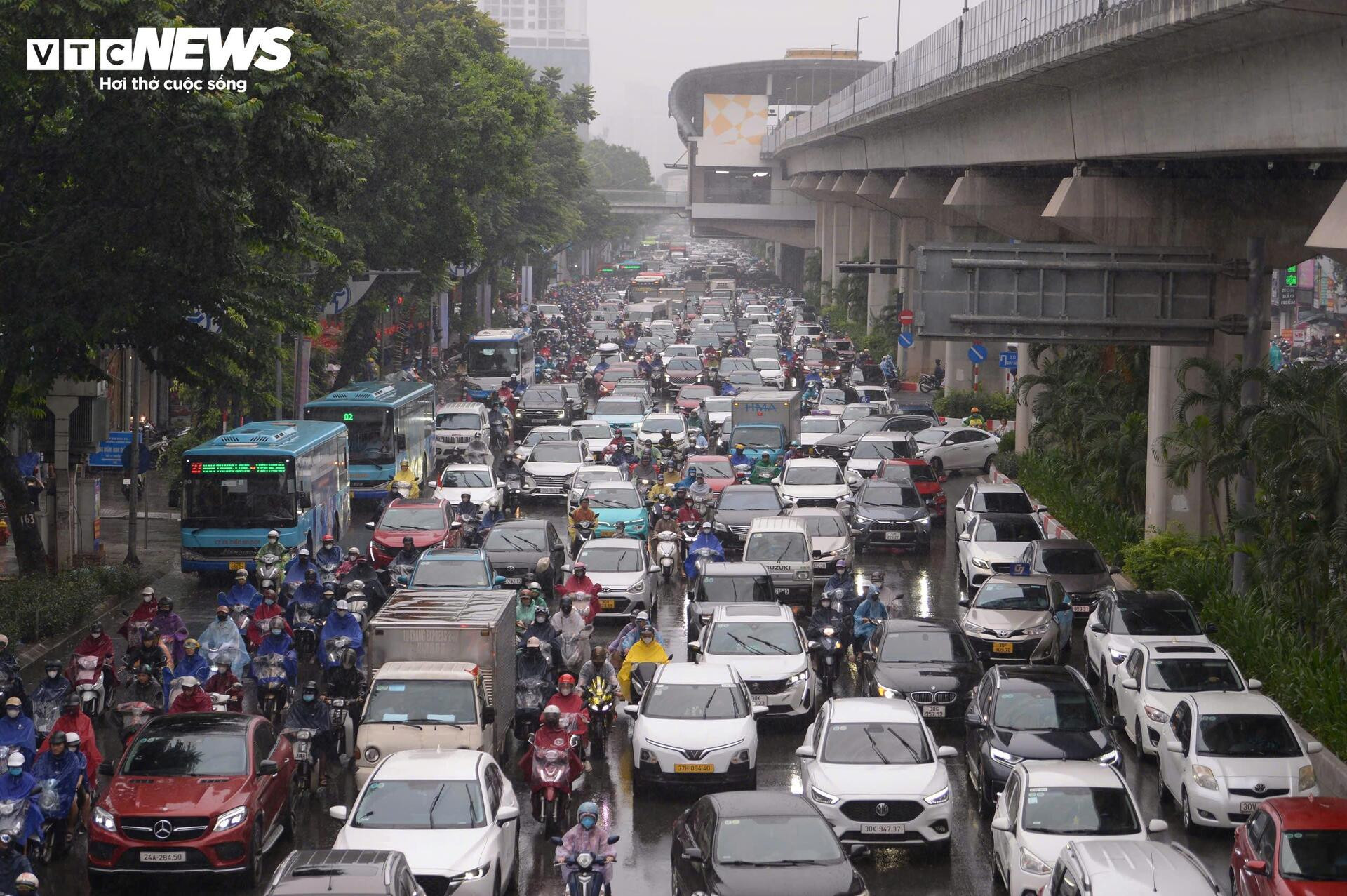 Đường phố Hà Nội kẹt cứng trong mưa bão Bualoi - 1