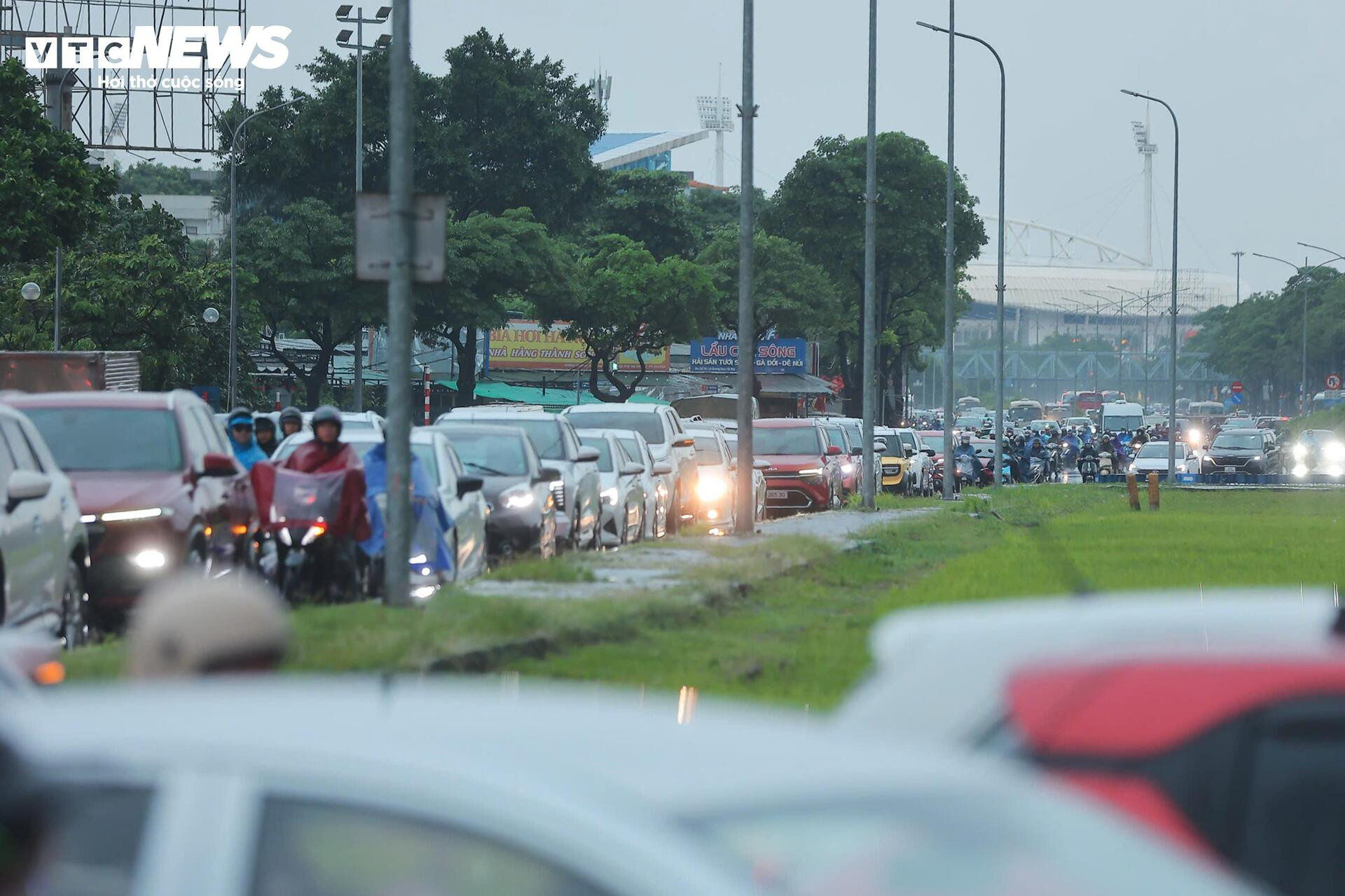 Đường phố Hà Nội kẹt cứng trong mưa bão Bualoi - 9