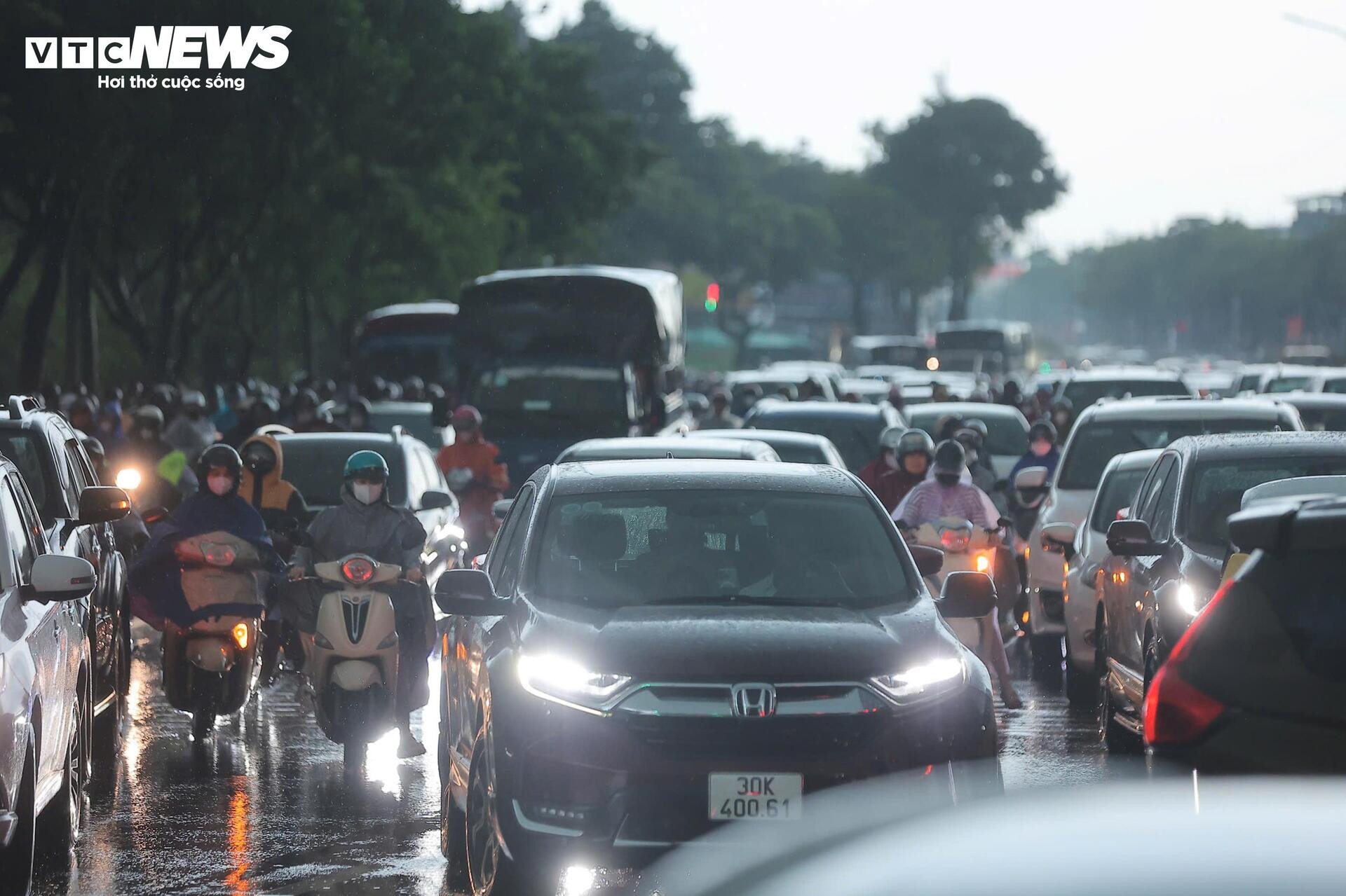 Đường phố Hà Nội kẹt cứng trong mưa bão Bualoi - 10