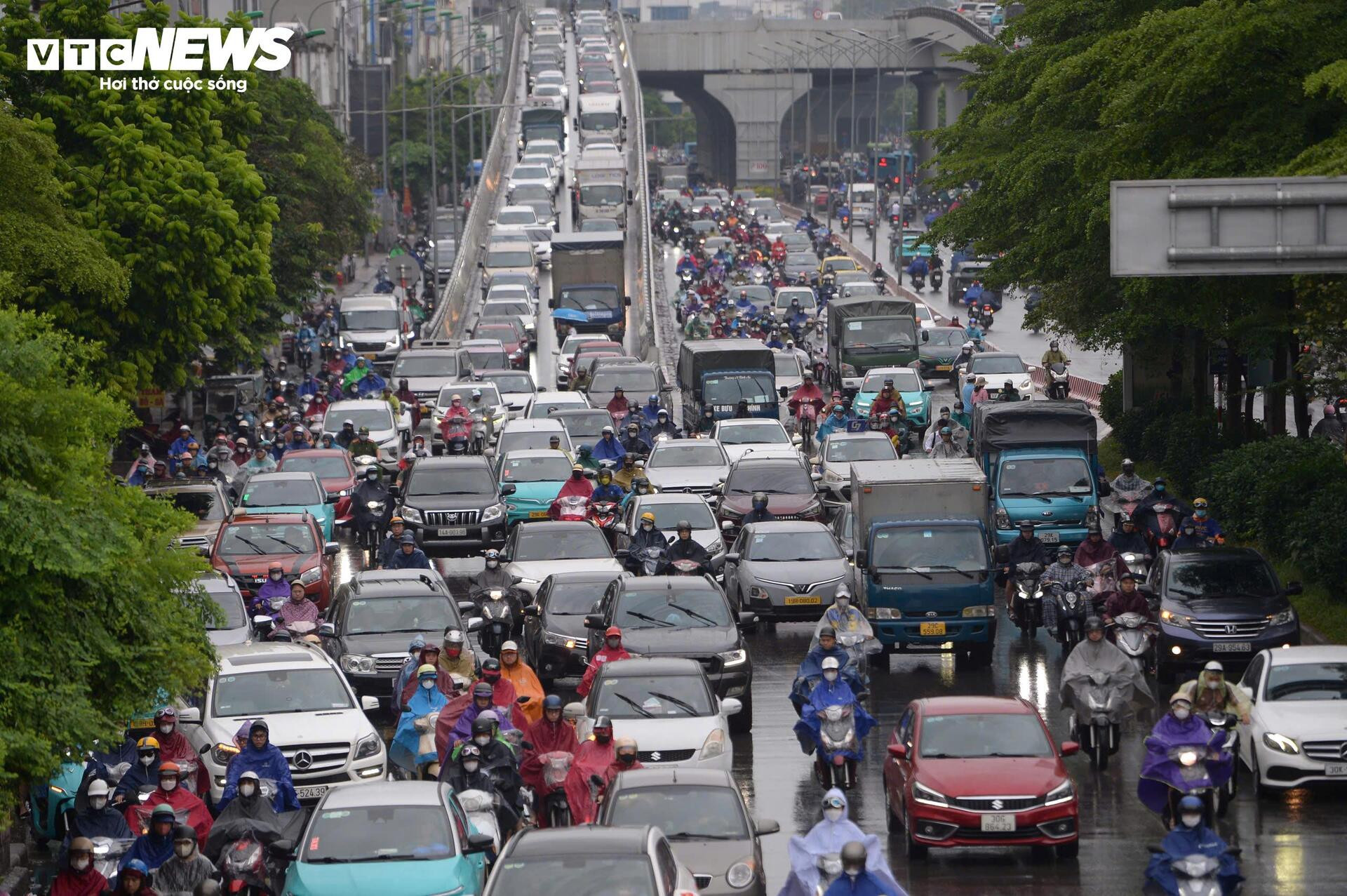 Đường phố Hà Nội kẹt cứng trong mưa bão Bualoi - 5