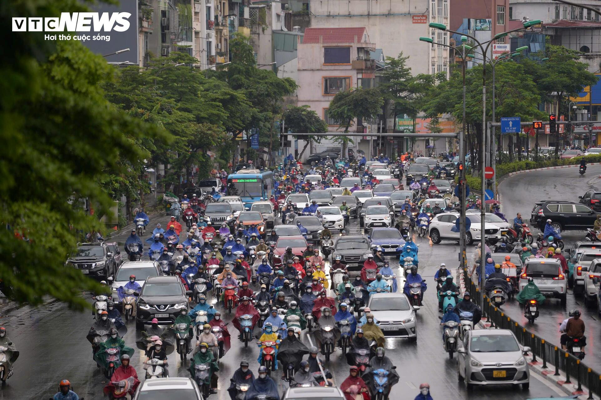 Đường phố Hà Nội kẹt cứng trong mưa bão Bualoi - 6