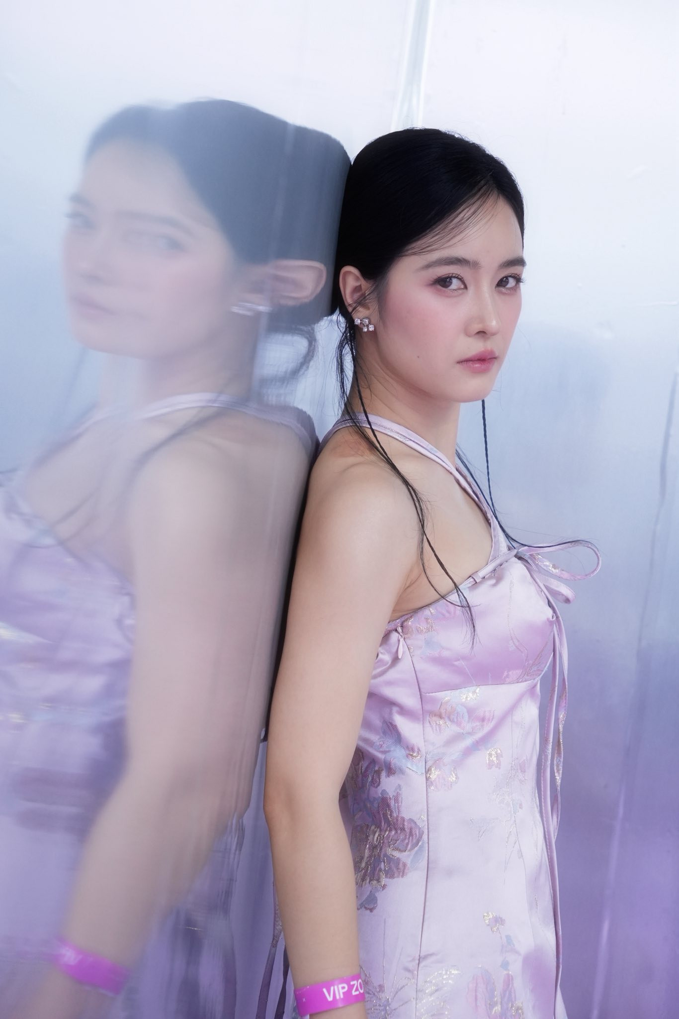 Gu thời trang tươi trẻ của mỹ nhân vào vai cô nàng đỏng đảnh yêu người ông chú trong 'Tử chiến trên không' - Ảnh 3.