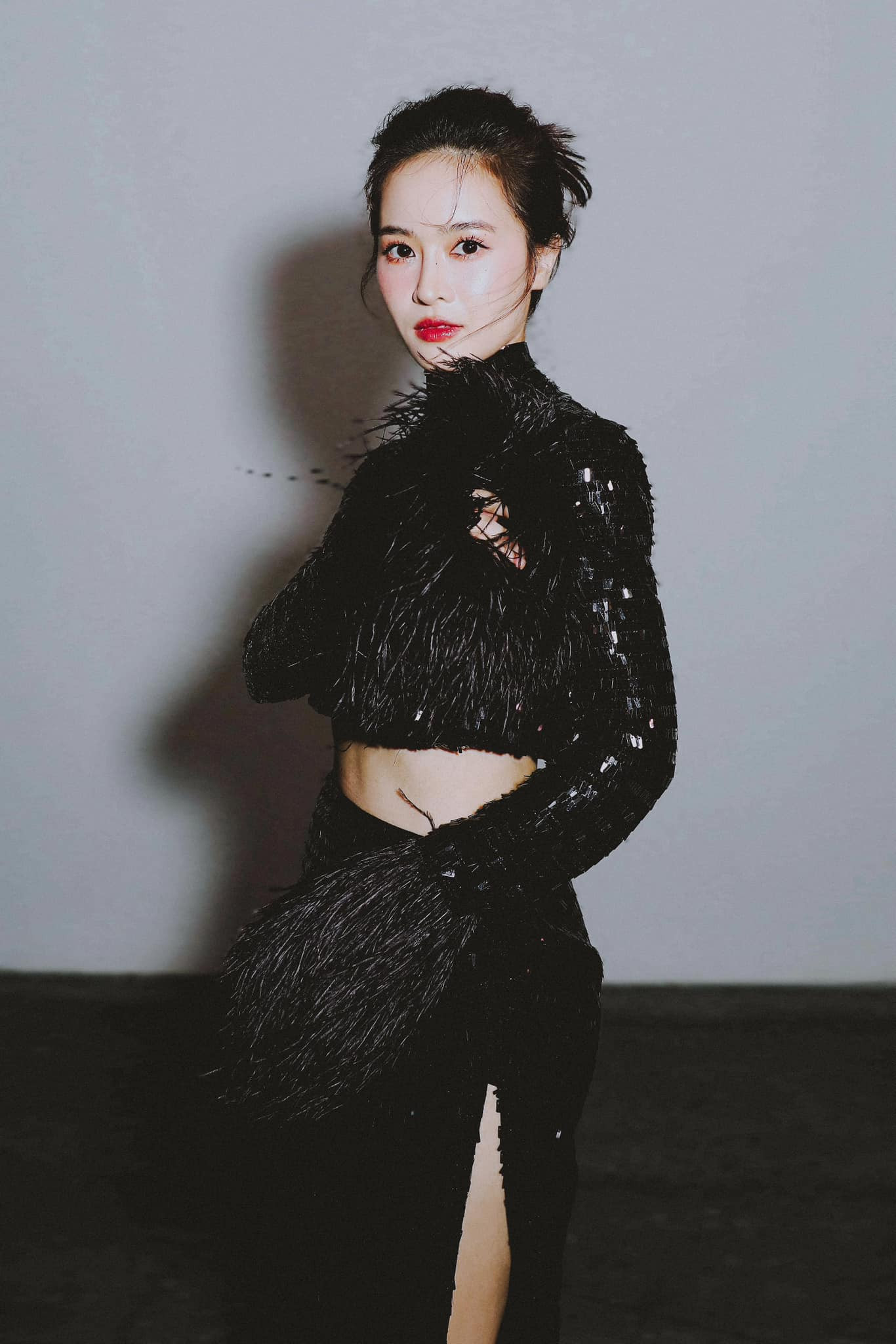 Gu thời trang tươi trẻ của mỹ nhân vào vai cô nàng đỏng đảnh yêu người ông chú trong 'Tử chiến trên không' - Ảnh 8.