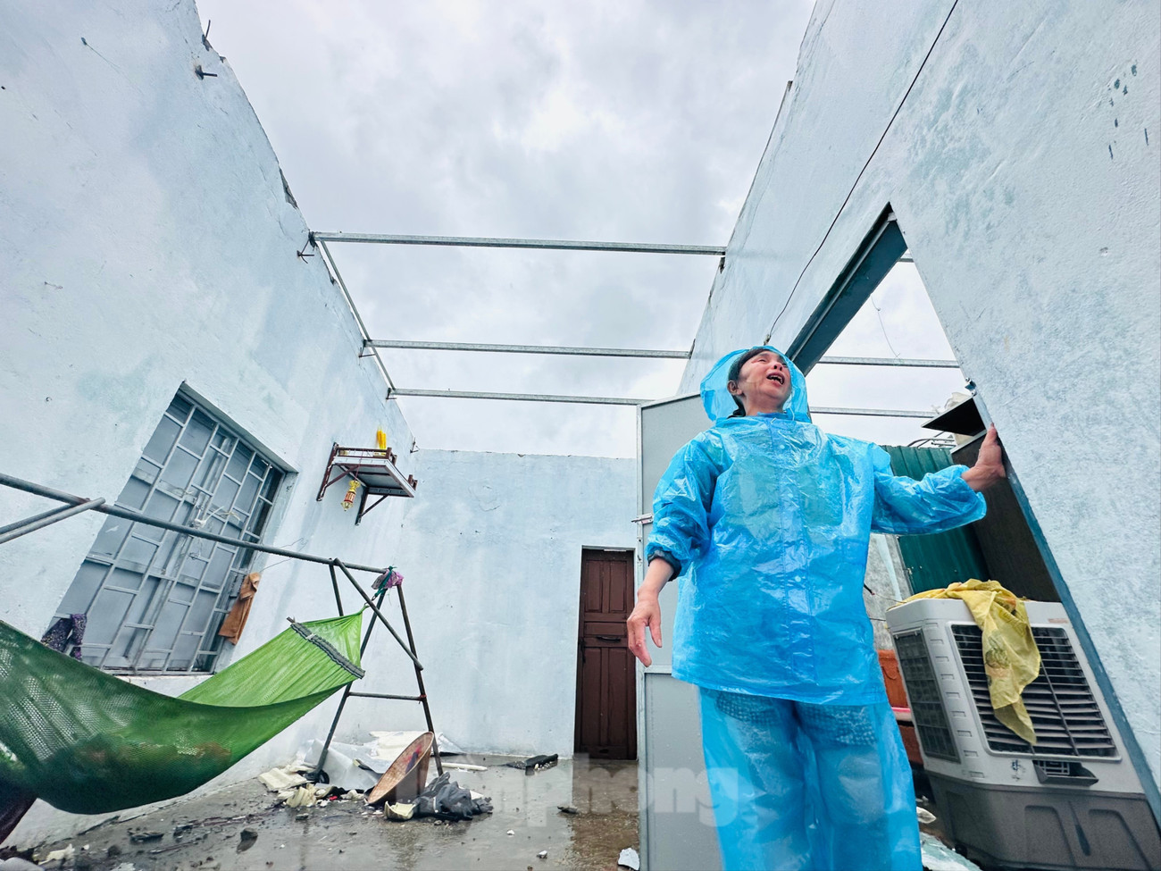 Ngôi nhà bà Bình bị bốc dỡ toàn bộ phần mái nhà vừa được sửa.