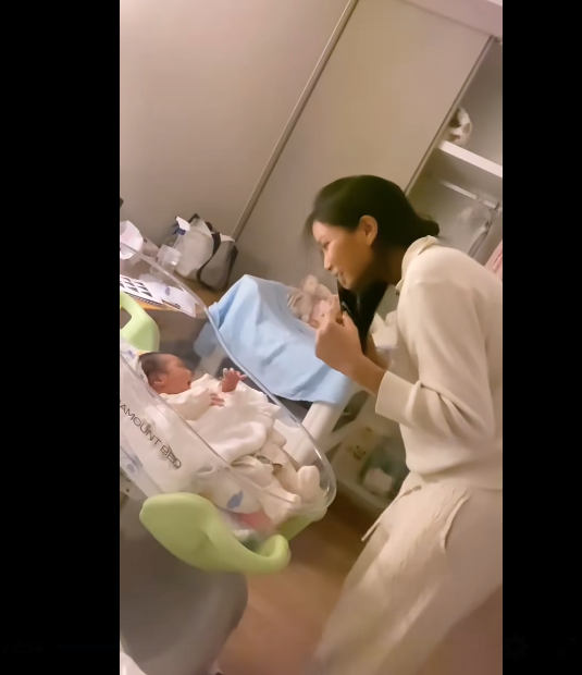 Vừa sinh con được 1 tuần HHen Niê đã bận rộn dạy con học