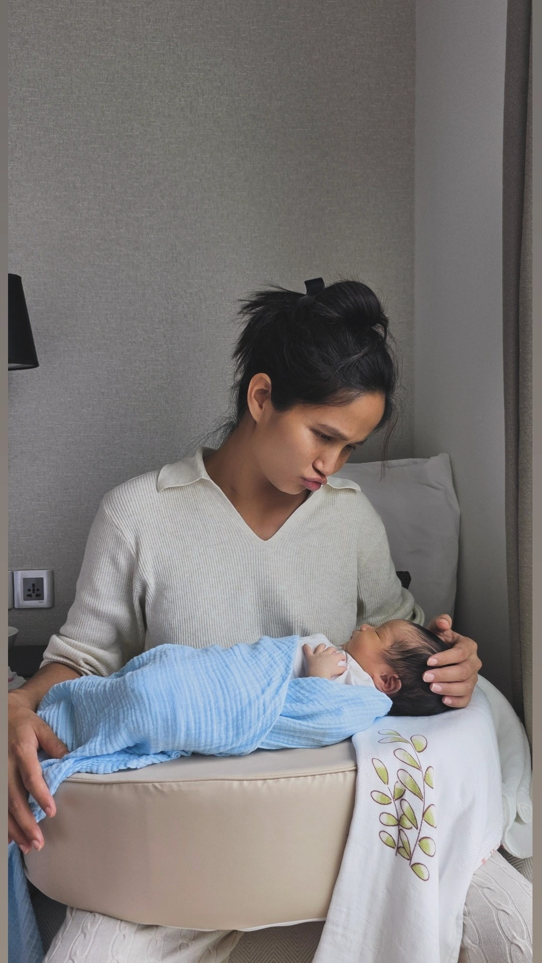 HHen Niê bận rộn dạy con học khi vừa sinh được 1 tuần