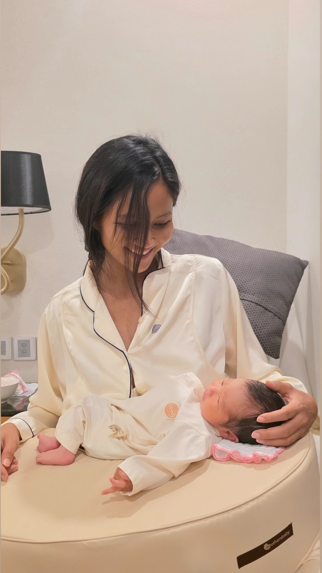 HHen Niê bận rộn dạy con học khi vừa sinh được 1 tuần