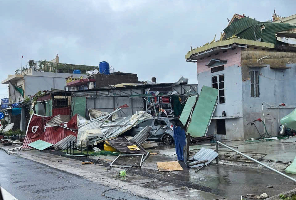 Khung cảnh đổ nát sau trận lốc xoáy càn quét 3 tỉnh thành miền Bắc - 3