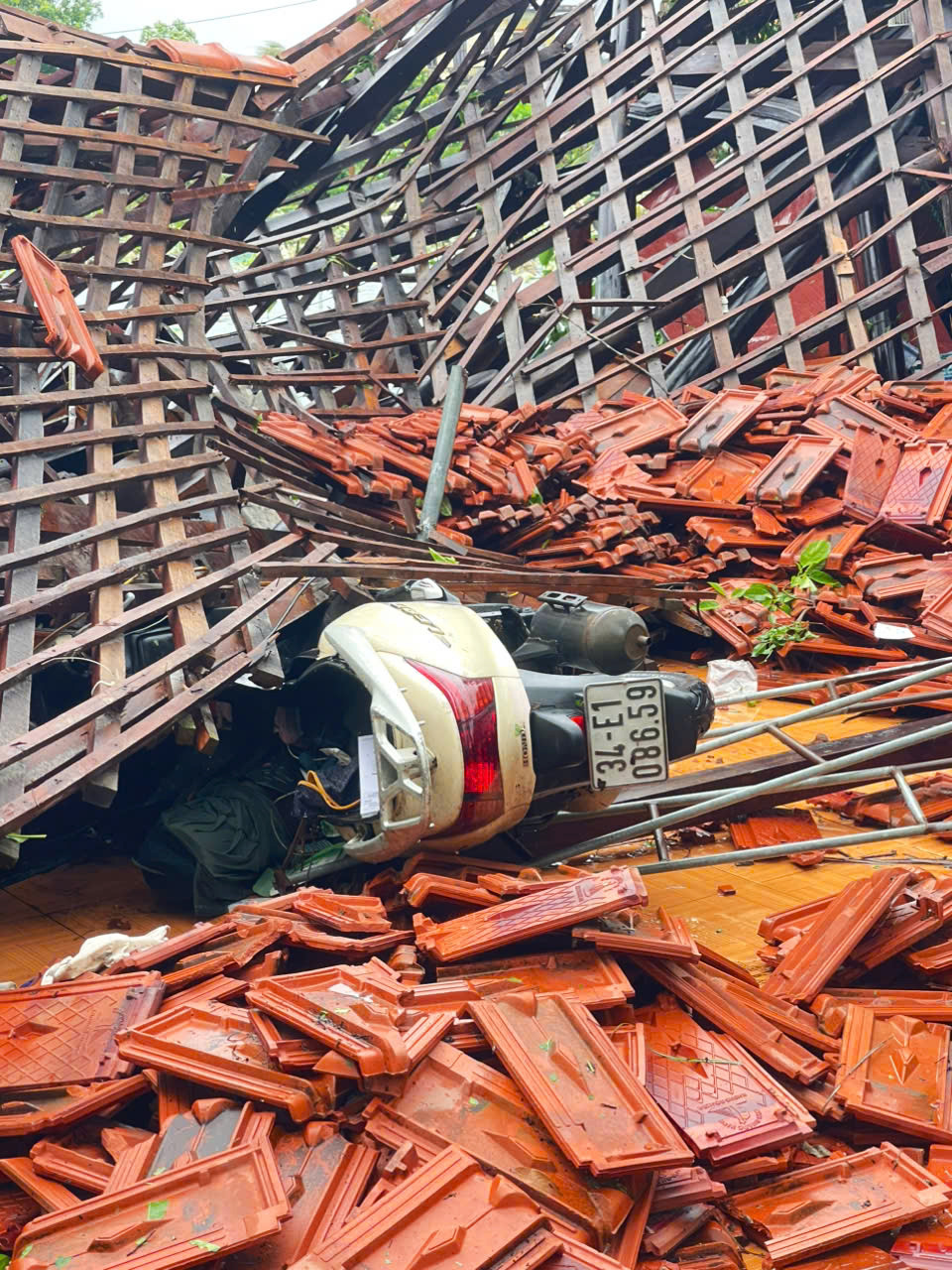 Khung cảnh đổ nát sau trận lốc xoáy càn quét 3 tỉnh thành miền Bắc - 8
