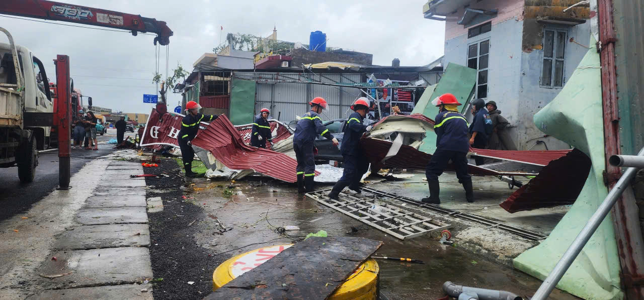 Khung cảnh đổ nát sau trận lốc xoáy càn quét 3 tỉnh thành miền Bắc - 5