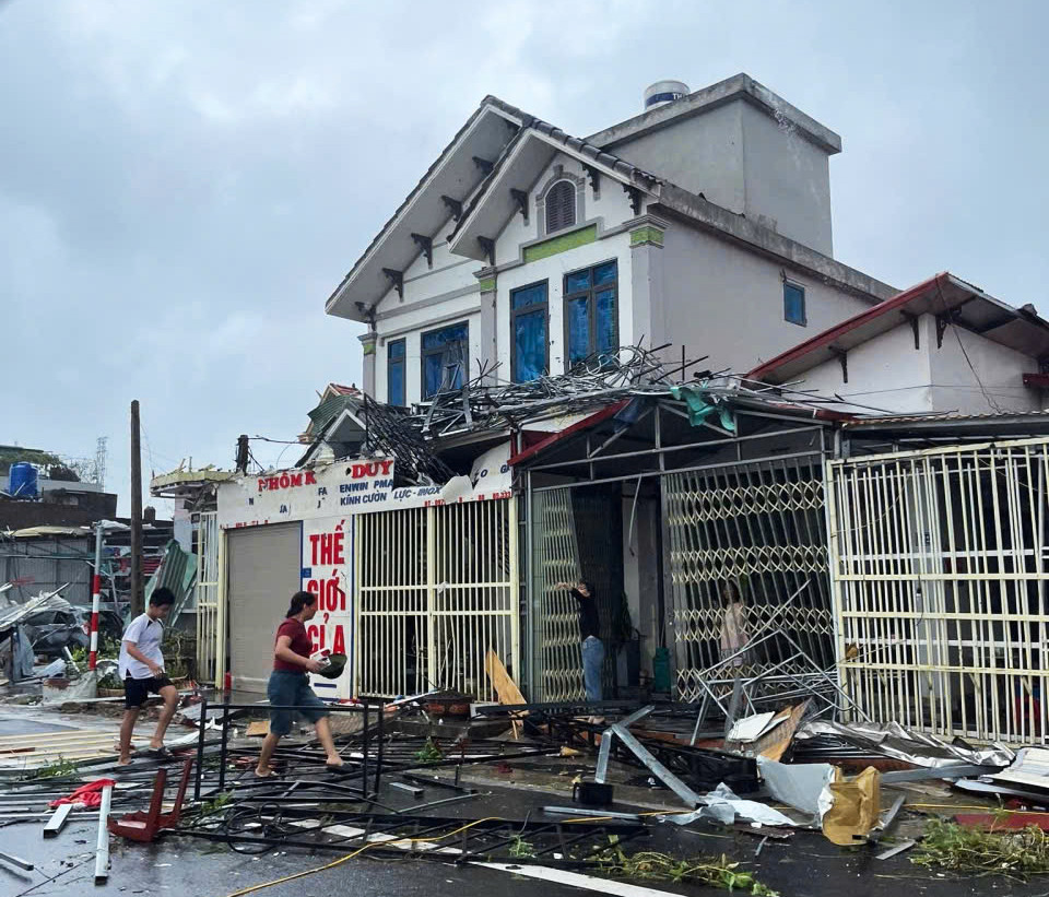 Khung cảnh đổ nát sau trận lốc xoáy càn quét 3 tỉnh thành miền Bắc - 1