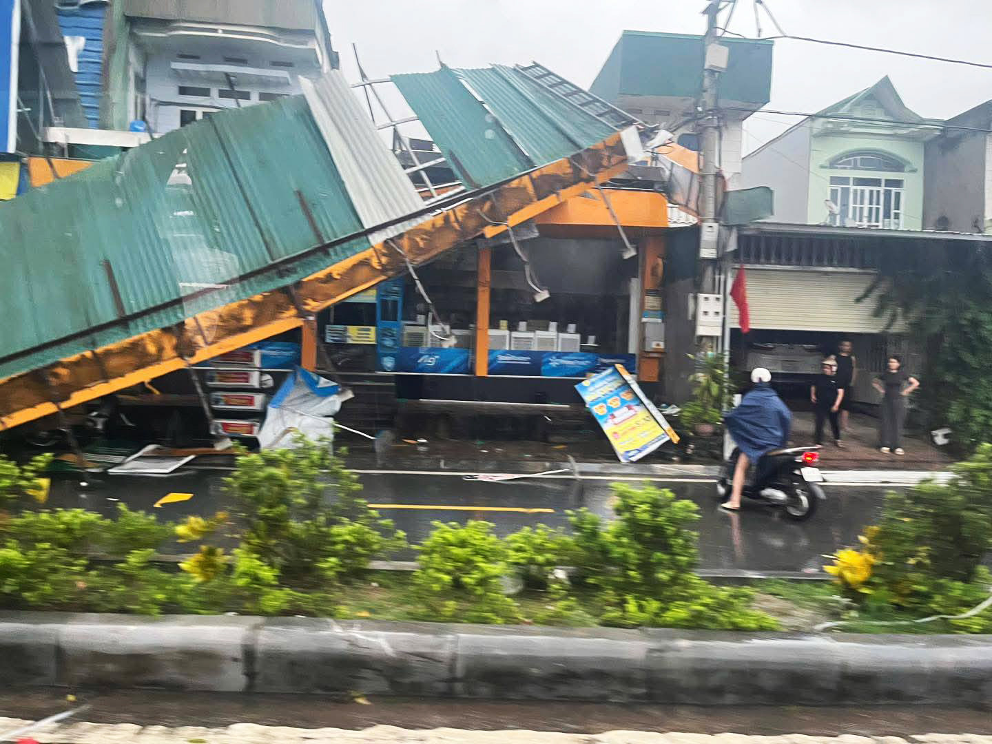 Khung cảnh đổ nát sau trận lốc xoáy càn quét 3 tỉnh thành miền Bắc - 9