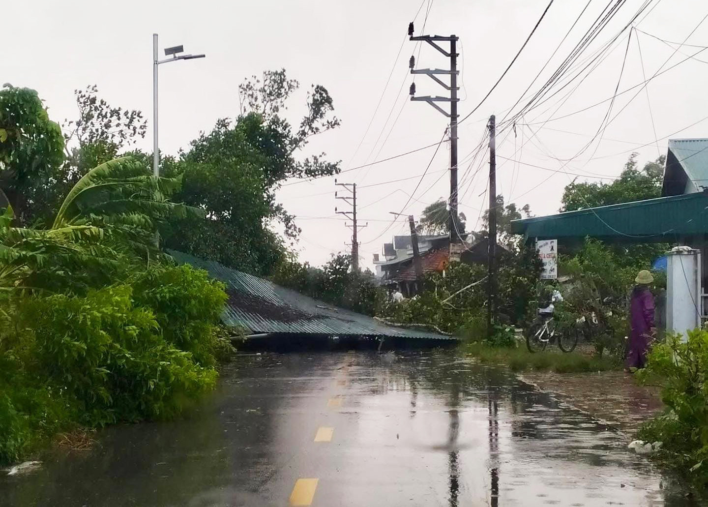 Khung cảnh đổ nát sau trận lốc xoáy càn quét 3 tỉnh thành miền Bắc - 10