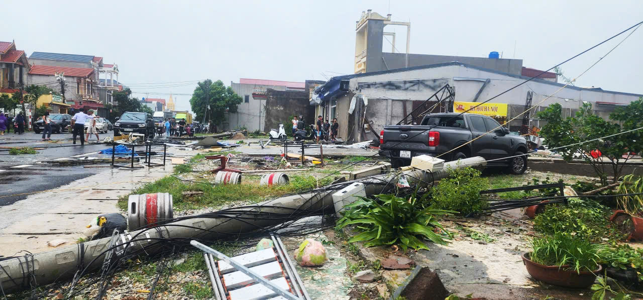 Khung cảnh đổ nát sau trận lốc xoáy càn quét 3 tỉnh thành miền Bắc - 2