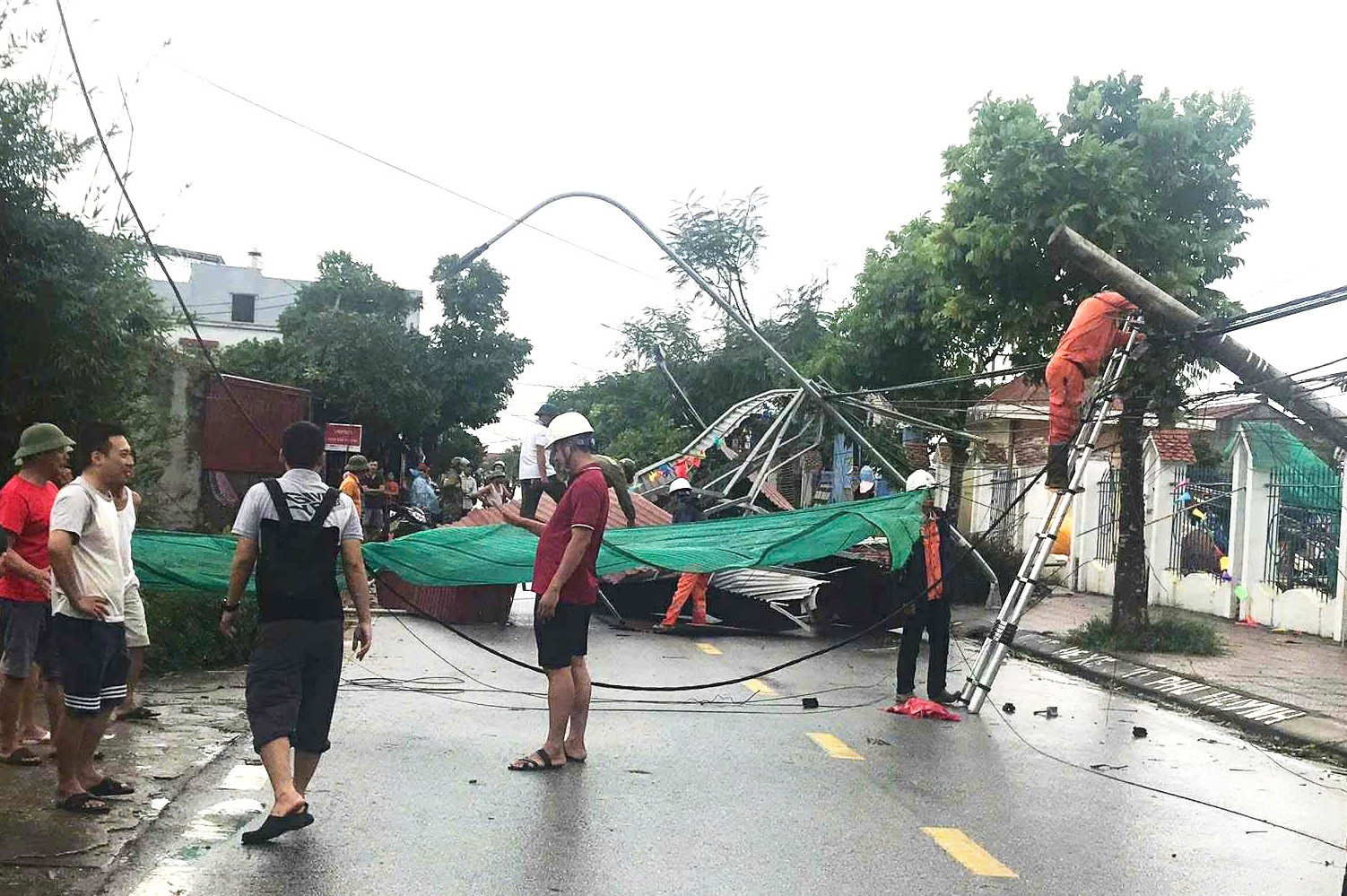 Khung cảnh đổ nát sau trận lốc xoáy càn quét 3 tỉnh thành miền Bắc - 7