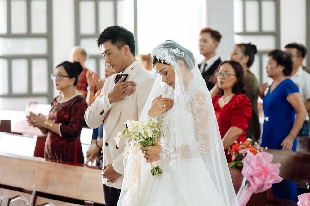 Mỹ nhân Vbiz lộ bụng bầu khệ nệ sau 1 tháng kết hôn công khai giới tính em bé cả showbiz chúc mừng