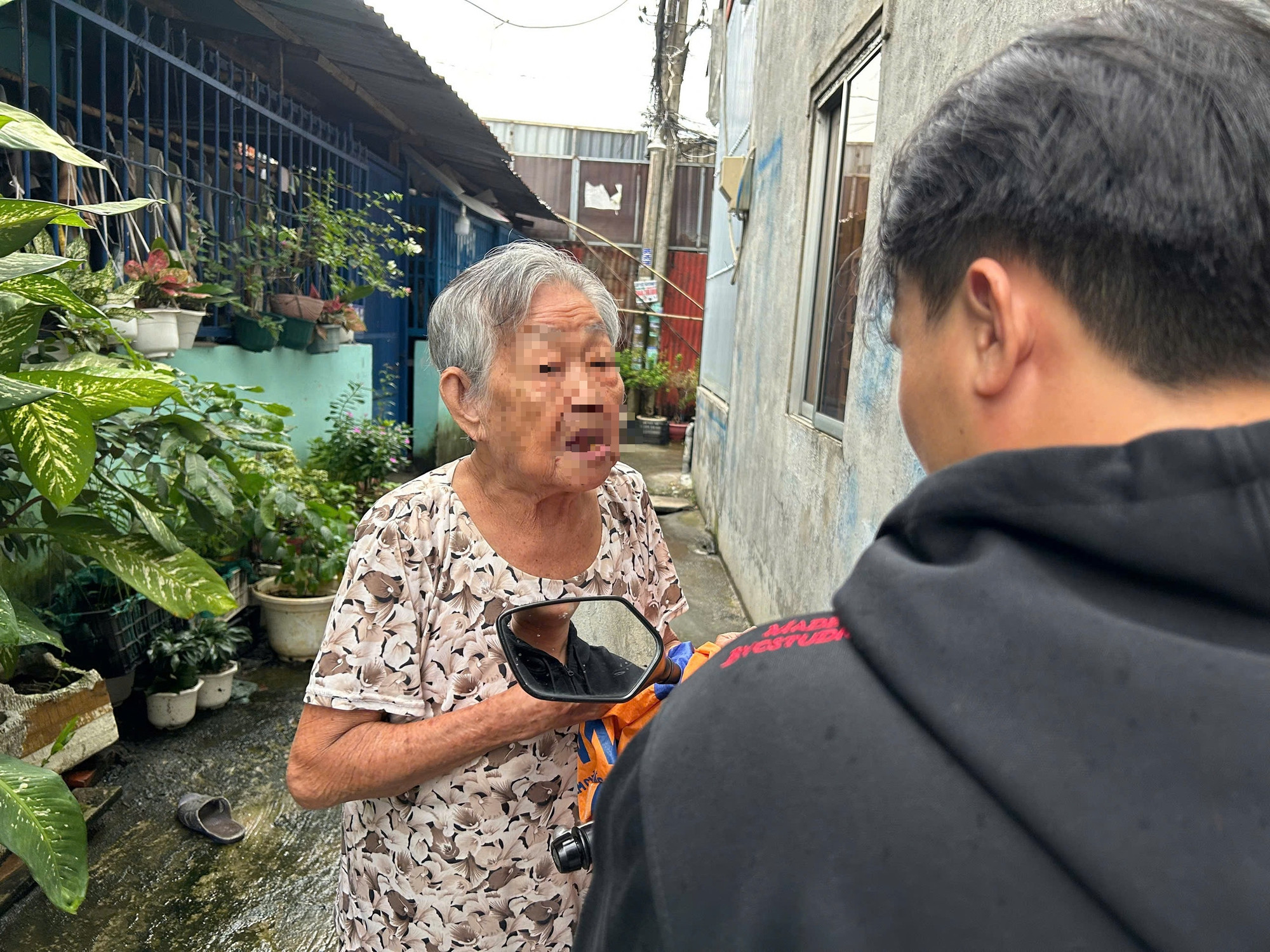 Người phụ nữ rải