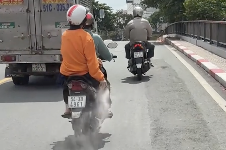 Người phụ nữ rải